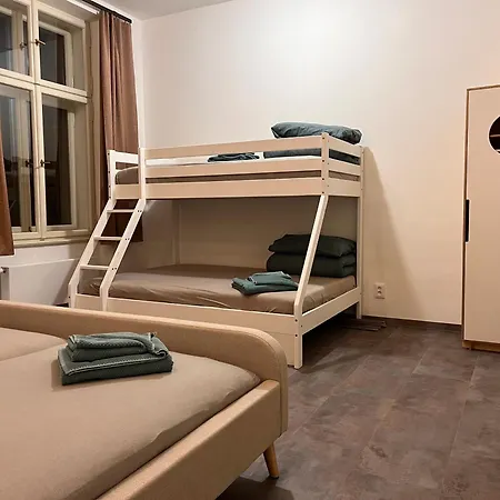 Pearl Bee Deluxe * Plzeň