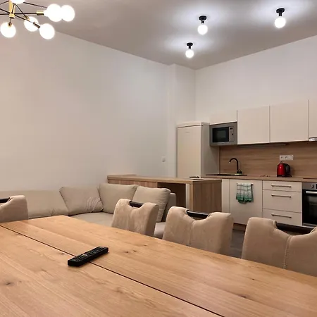 Pearl Bee Deluxe Апартаменти